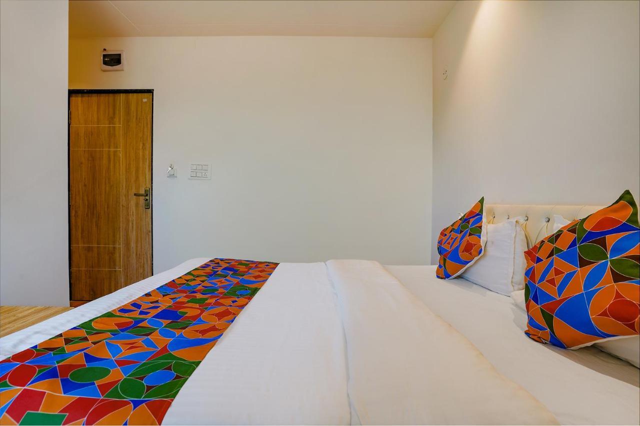 FabHotel Farmaish Garden Chinchvad Exterior foto
